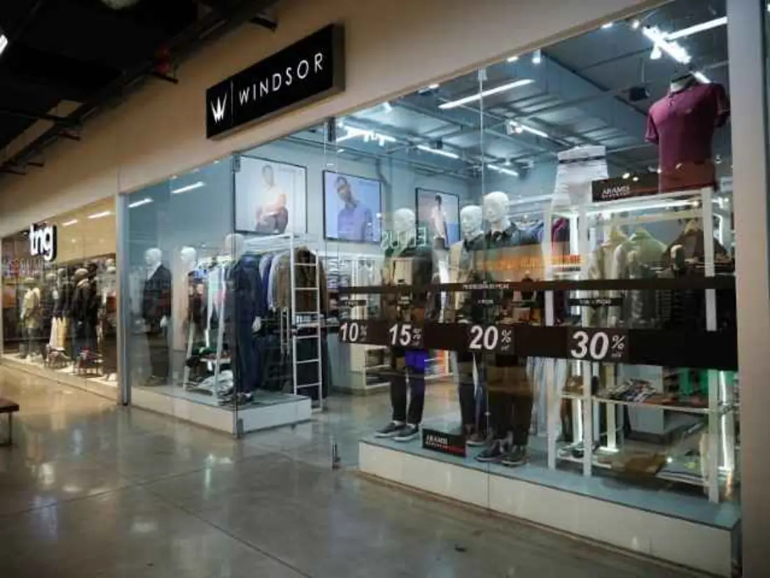 Corredor de lojas do BH Outlet, com a Windsor