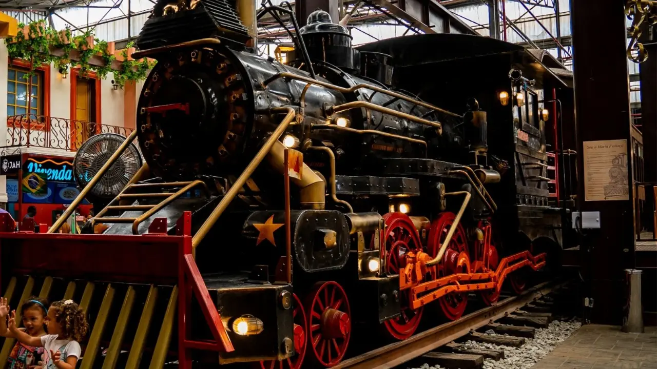 Locomotiva histórica na Vila Resende Costa, no Só Marcas Contagem Outlet